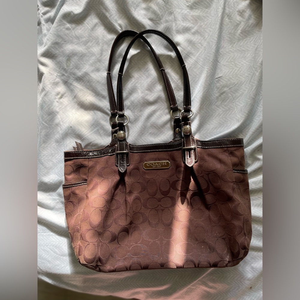 Coach shoulder bag, previously loved. Good condition